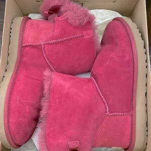 Like New Fuchsia Uggs